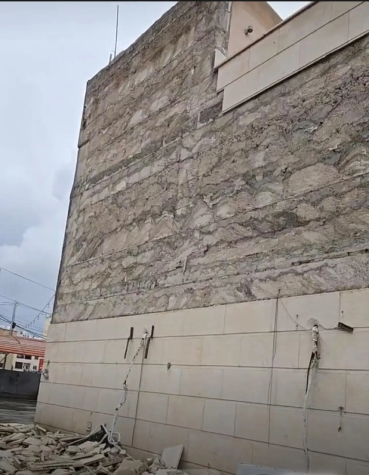 الاردن .. سقوط واجهة مبنى في اربد نتيجة الظروف الجوية