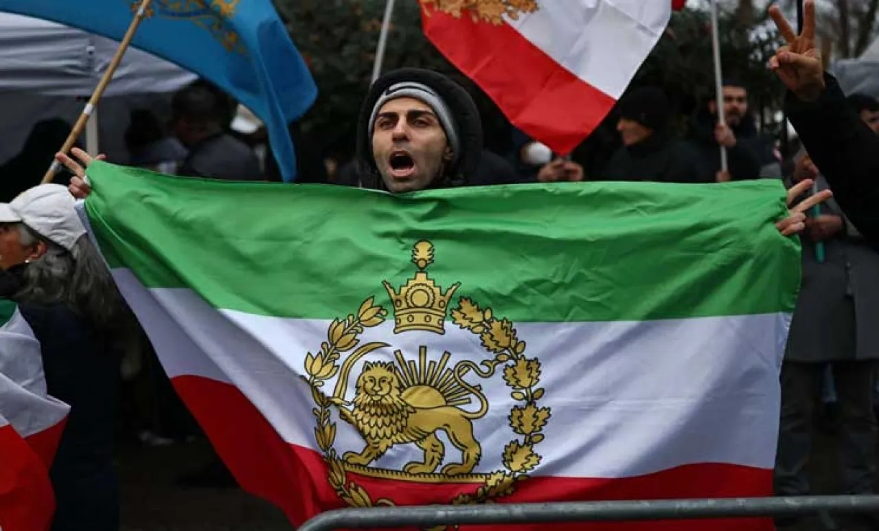 إكس تستبدل علم إيران الحالي بالقديم على منصتها