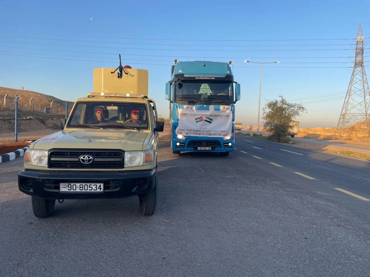 الأردن يسير قافلة مساعدات مكونة من 51 شاحنة إلى الأراضي السورية