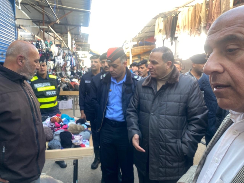 محافظ الزرقاء يتفقد سوق مخيم الزرقاء ويوجه بتنظيم الحركة ومنع التجاوزات