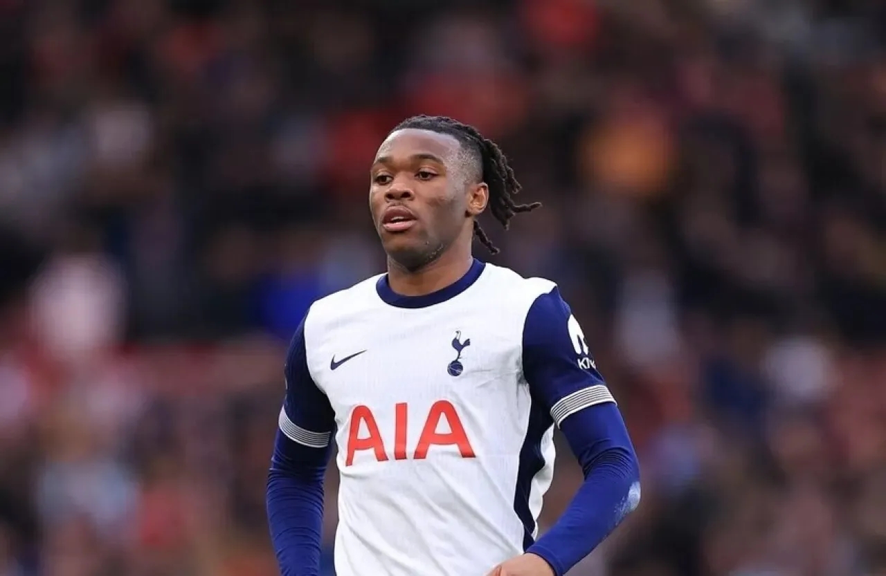 هجوم ليلي وسرقة وتكسير زجاج سيارة فاخرة لمدافع توتنهام