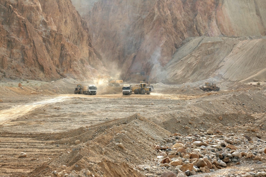 *الأشغال: إنجاز معالجات هندسية لـ 52 موقعاً تضررت من السيول والانهيارات بكلفة 9 ملايين دينار.*