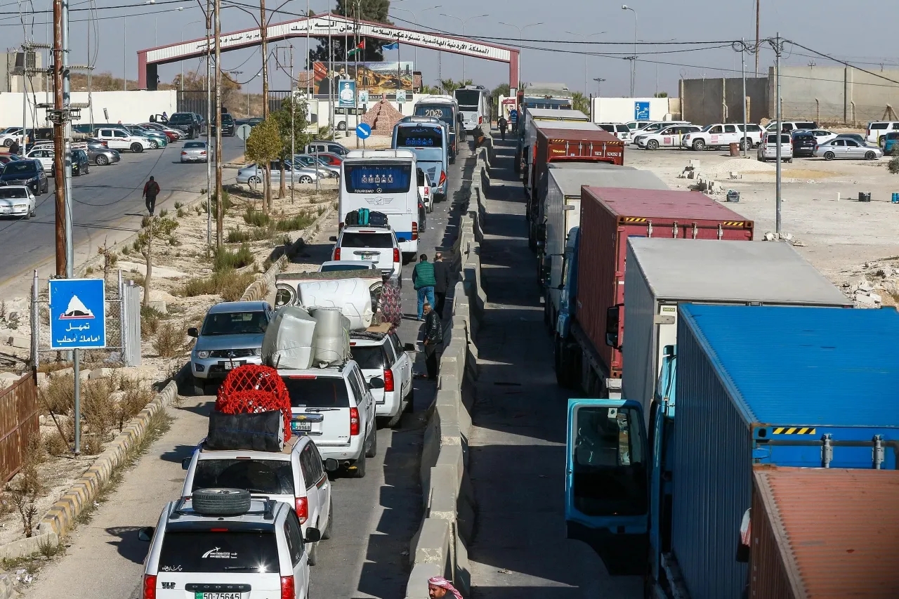 قرار سوري مفاجئ يعرقل عبور الشاحنات الأردنية  وثيقة