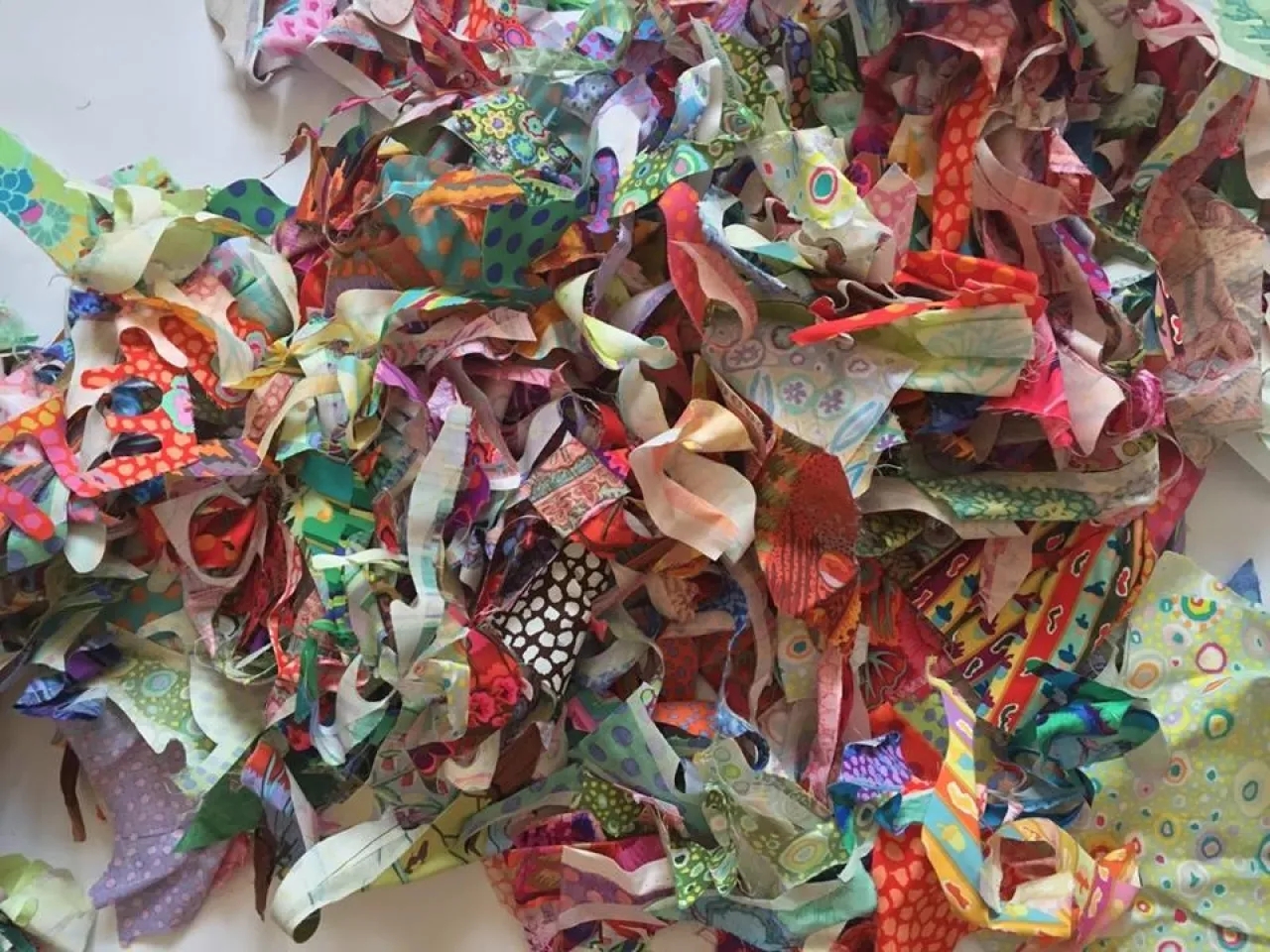 3 وزراء أردنيون في لقاء لحسم قضية قصاصات الأقمشة