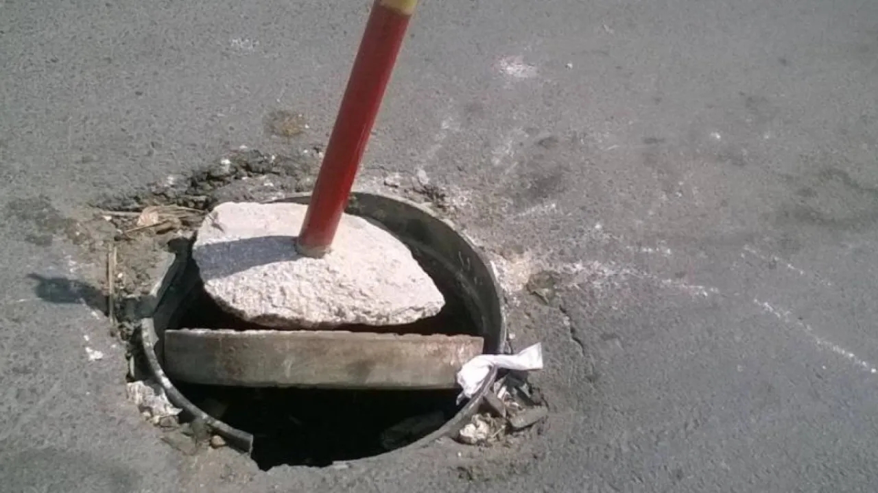 الأردن.. شكاوى من سرقة مناهل على طريق الـ 100