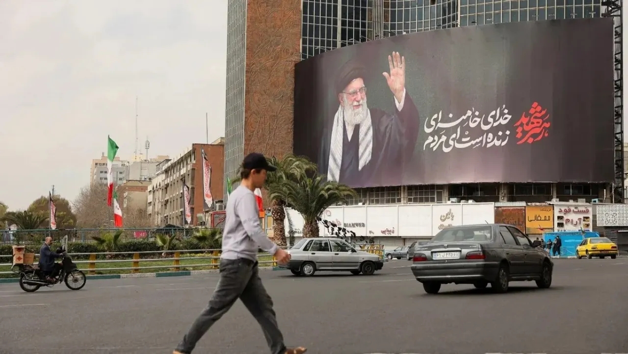 كاميرات مرور مخترقة وحراس مراقبون.. تفاصيل الخطة السرية لاغتيال خامنئي