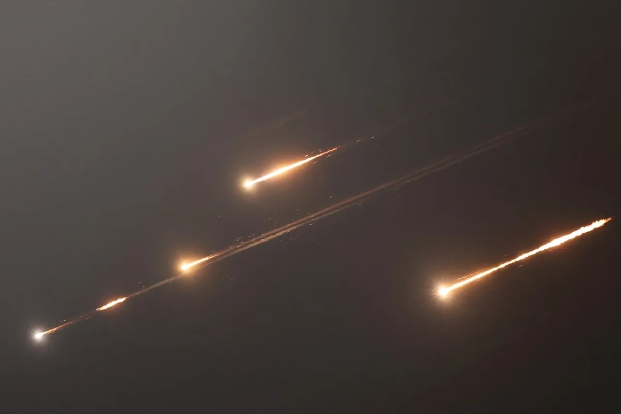 إيران تطلق أعدادا كبيرة من الصواريخ تجاه إسرائيل