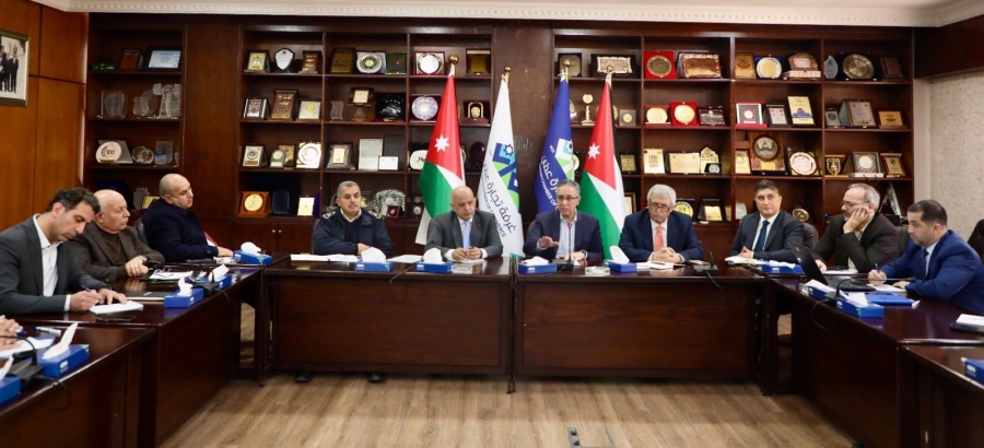 تنسيق حكومي مع قطاعات التجارة والخدمات لضمان انسياب حركة البضائع للمملكة