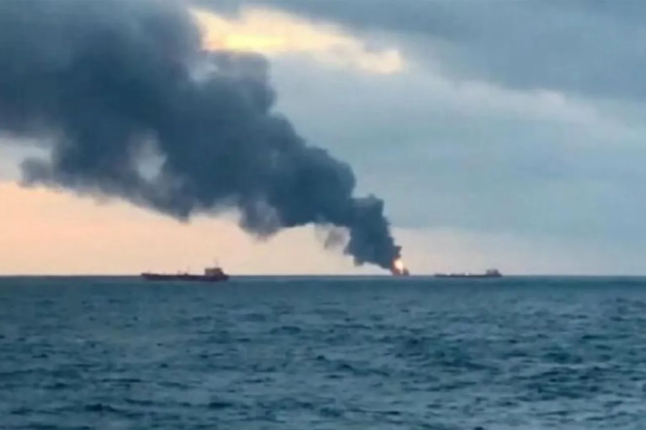 بمسيَّرات انتحارية.. الحرس الثوري يضرب ناقلة نفط أمريكية في الخليج