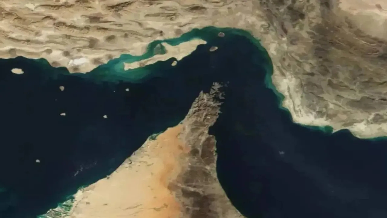 إيران بدأت زرع ألغام في مضيق هرمز.. وترمب يعلق