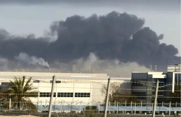 مقذوف يصيب سفينة حاويات قبالة جبل علي في الإمارات