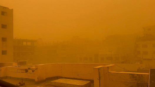 عاصفة رملية تضرب قطاع غزة وتُفاقم مأساة النازحين