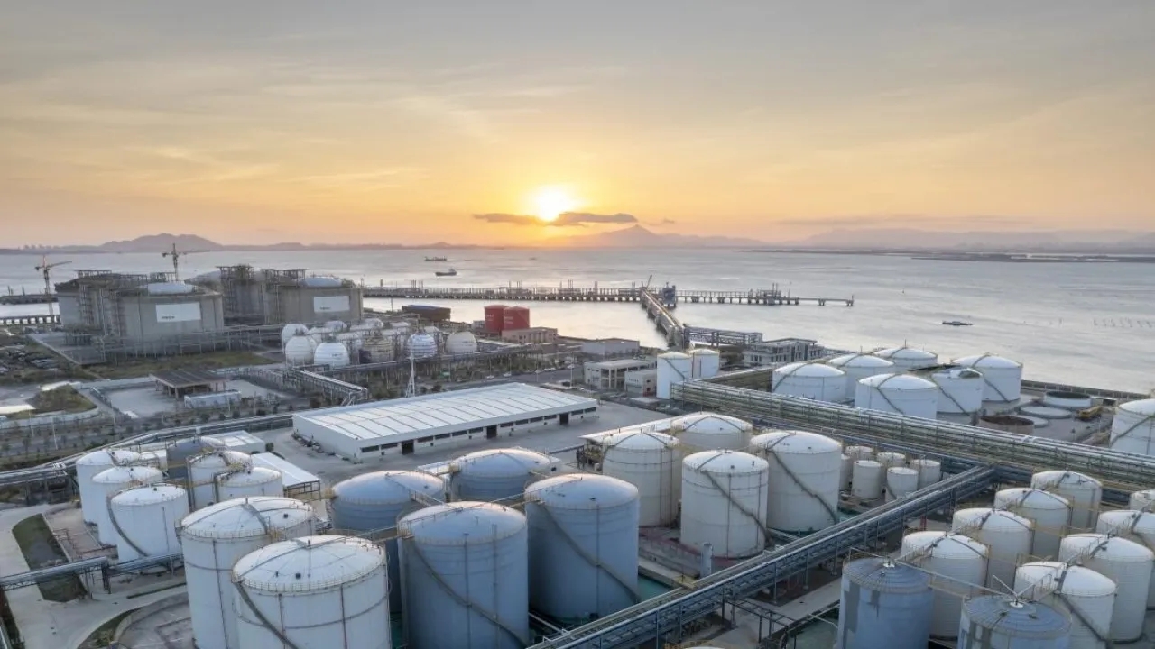 نفط الخليج تحت الضغط: صادرات تهبط 60 وإنتاج يتراجع بشد