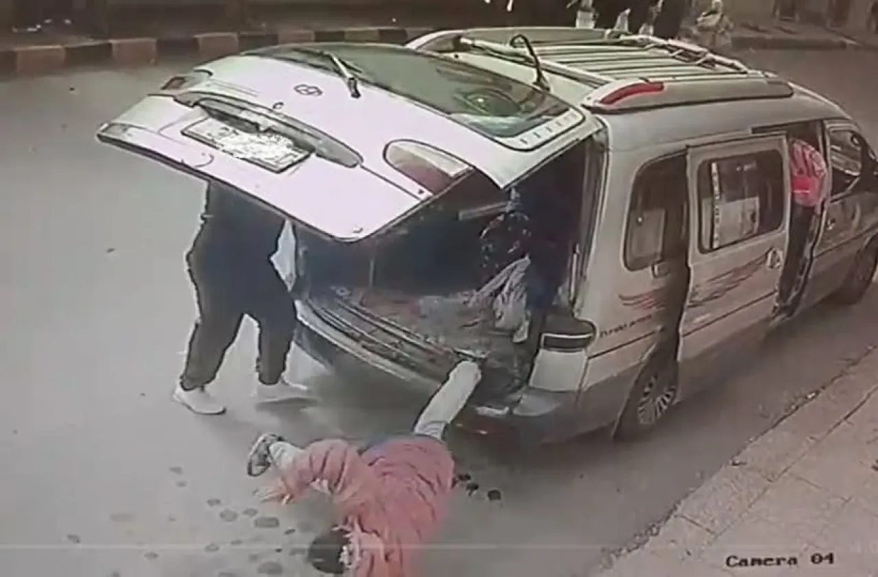 توقيف أب ألقى طفلته من حافلة مدرسية 7 أيام