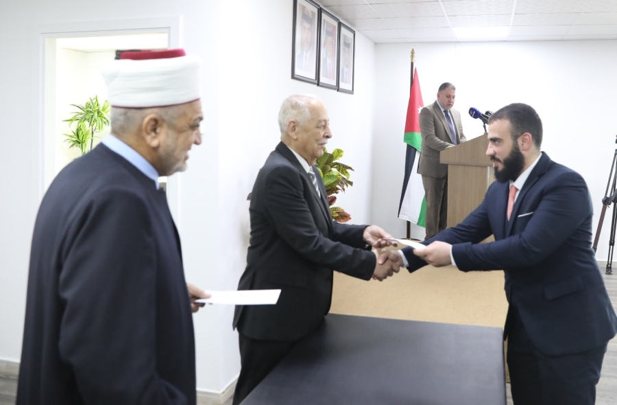 *العيسوي يسلم المكرمة الملكية السنوية لـ 30 إماما وواعظا مقبلين على الزواج*