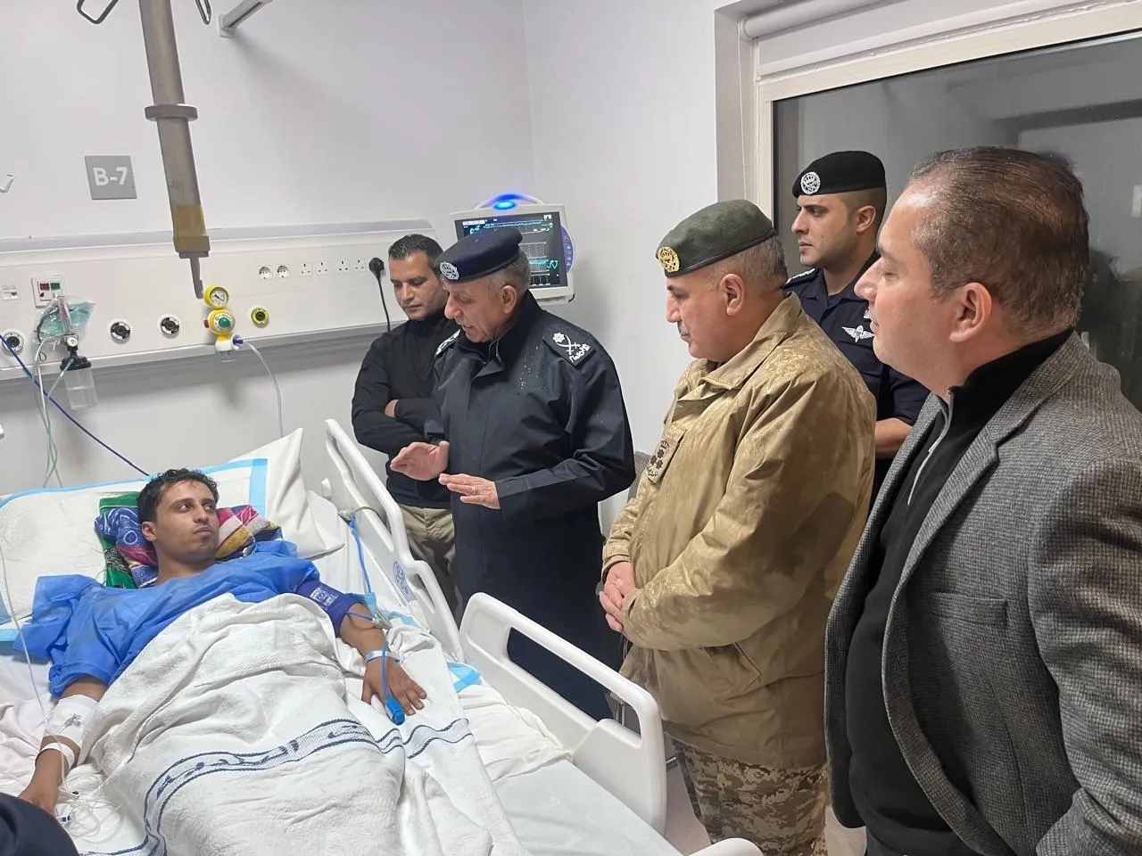 المعايطة يطمئن على مصاب مداهمة أمنية شرق عمّان