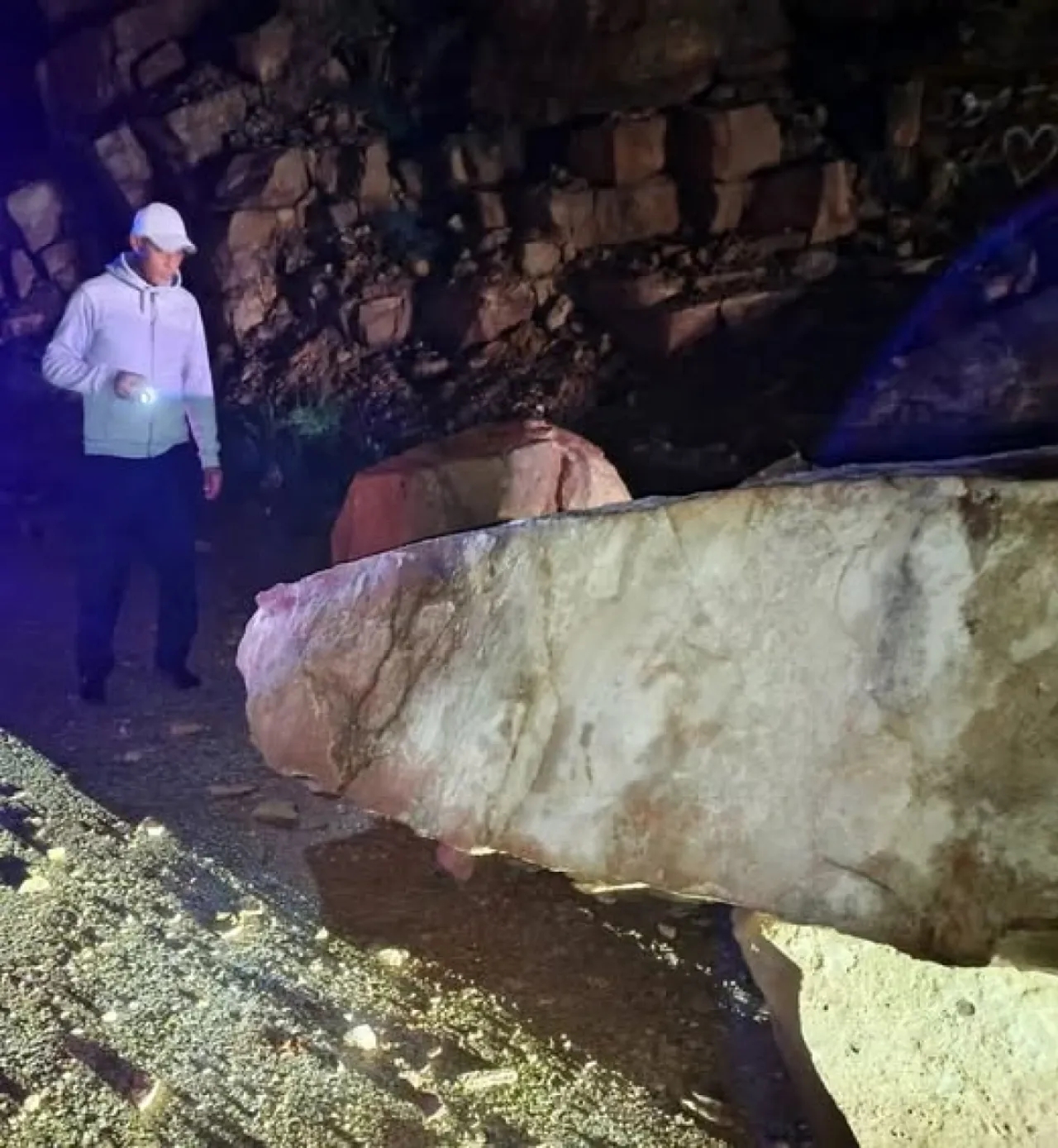 الاردن .. التعامل مع انهيار صخري على طريق البحر الميت