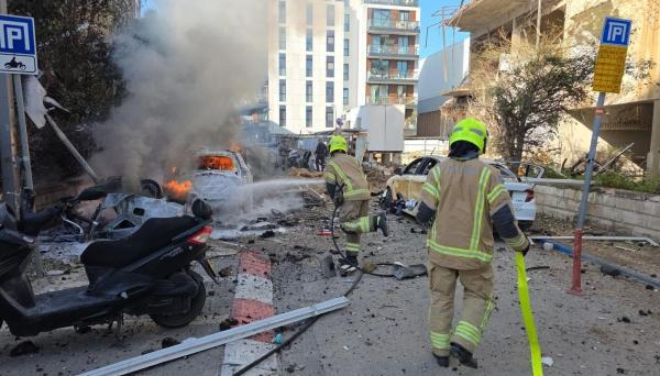 الإسعاف الإسرائيلي يعلن إصابة 6 أشخاص جراء سقوط شظايا صاروخ إيراني في 4 مواقع بتل أبيب