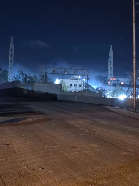 (بالصور والفيديو) مصنع معدن لصهر الحديد مستمر بنفث سمومه في لواء الهاشمية ……. فهل عجزت وزارة البيئة عن حماية صحة وارواح الأردنيين ..؟؟