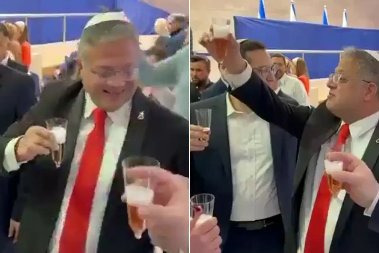 يلوّح بزجاجة شامبانيا .. بن غفير يحتفل بإقرار قانون إعدام الأسرى