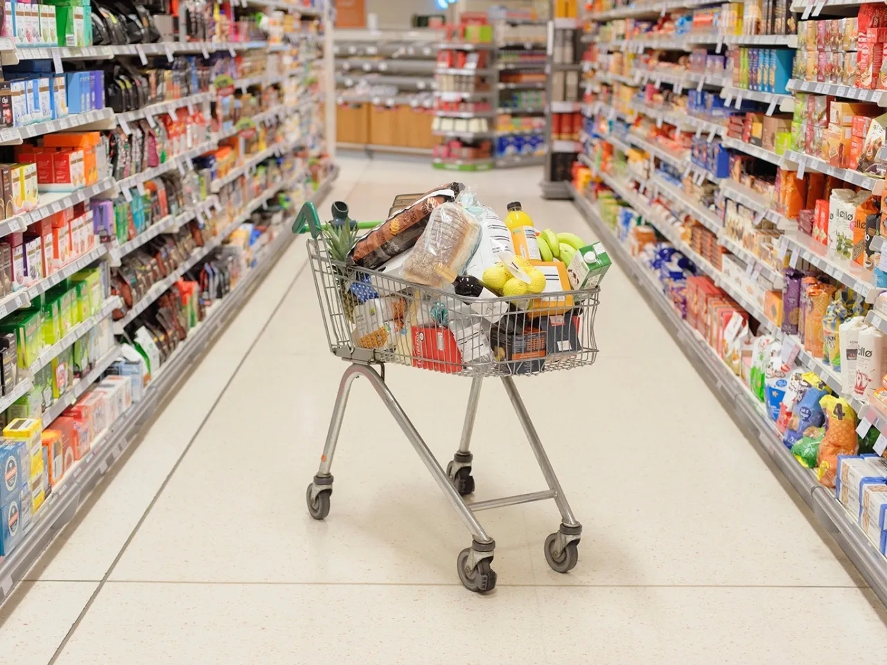 ارتفاع أسعار أصناف غذائية مكدّسة في مخازن تجار الجملة قبل الحرب