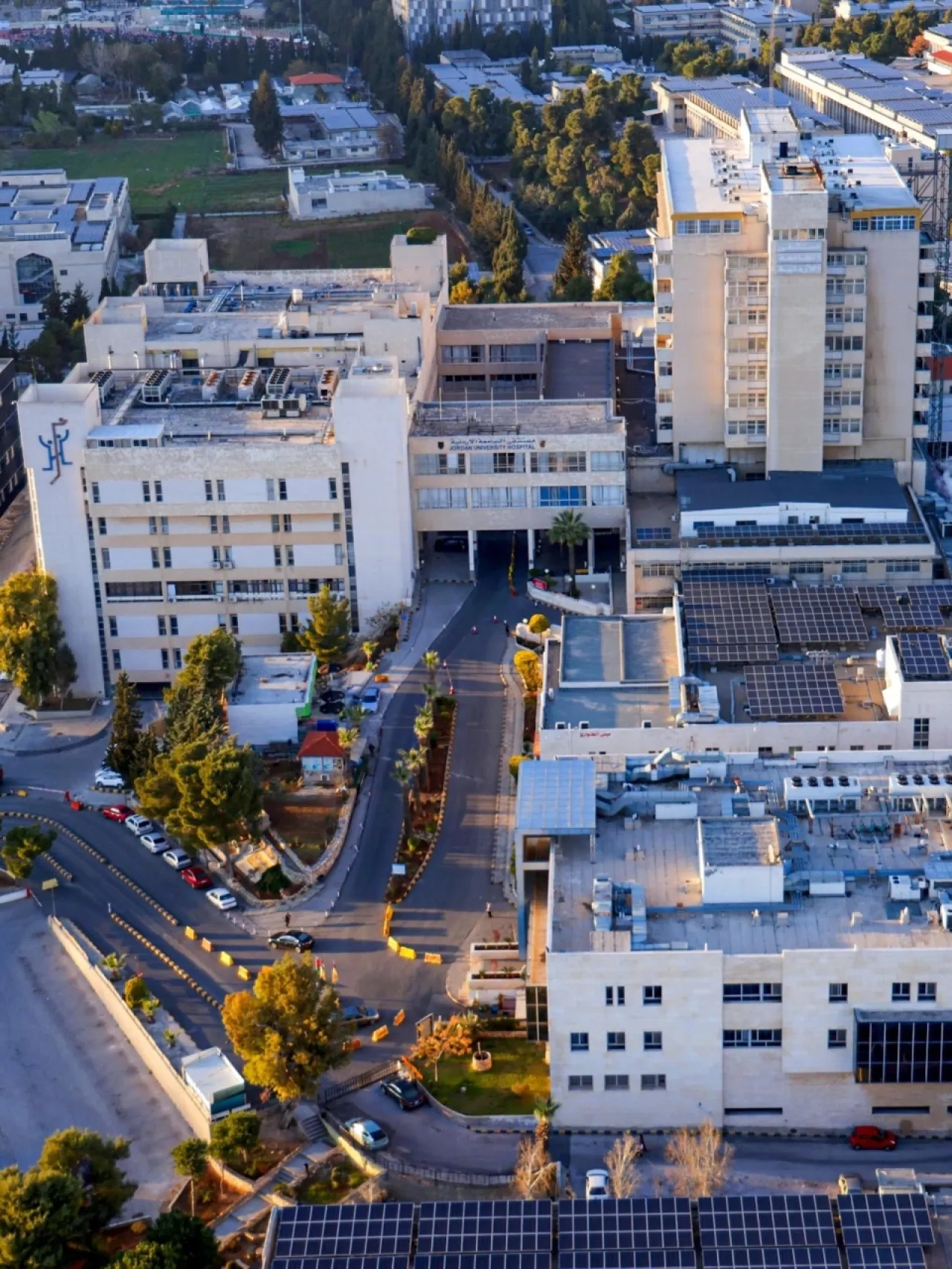 مستشفى الجامعة يوضّح بشأن تعرُّض أحد الأطبّاء المقيمين لحالة سقوط